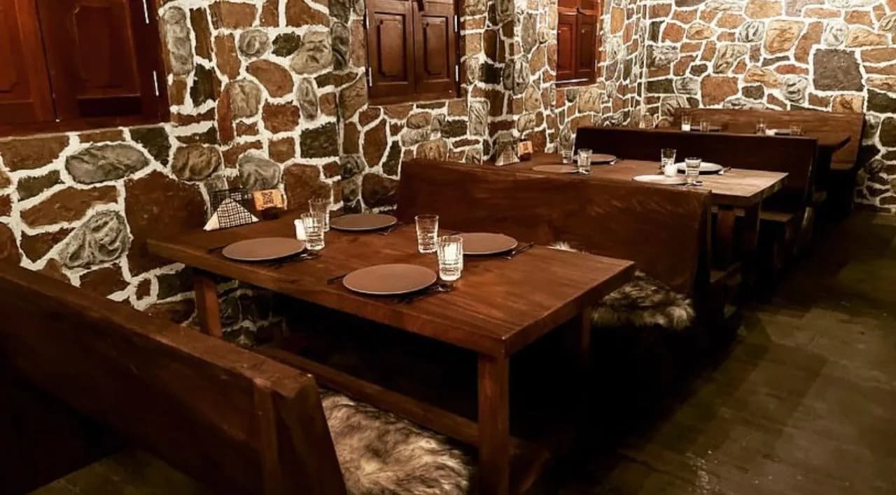 Hotel & Restaurant Tables 7