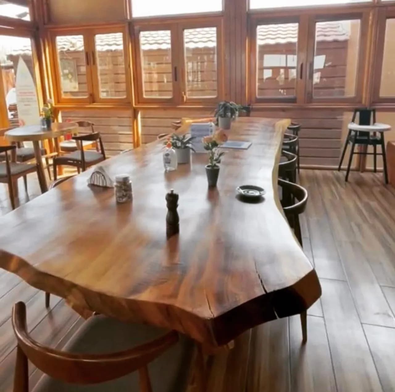 Hotel & Restaurant Tables 4